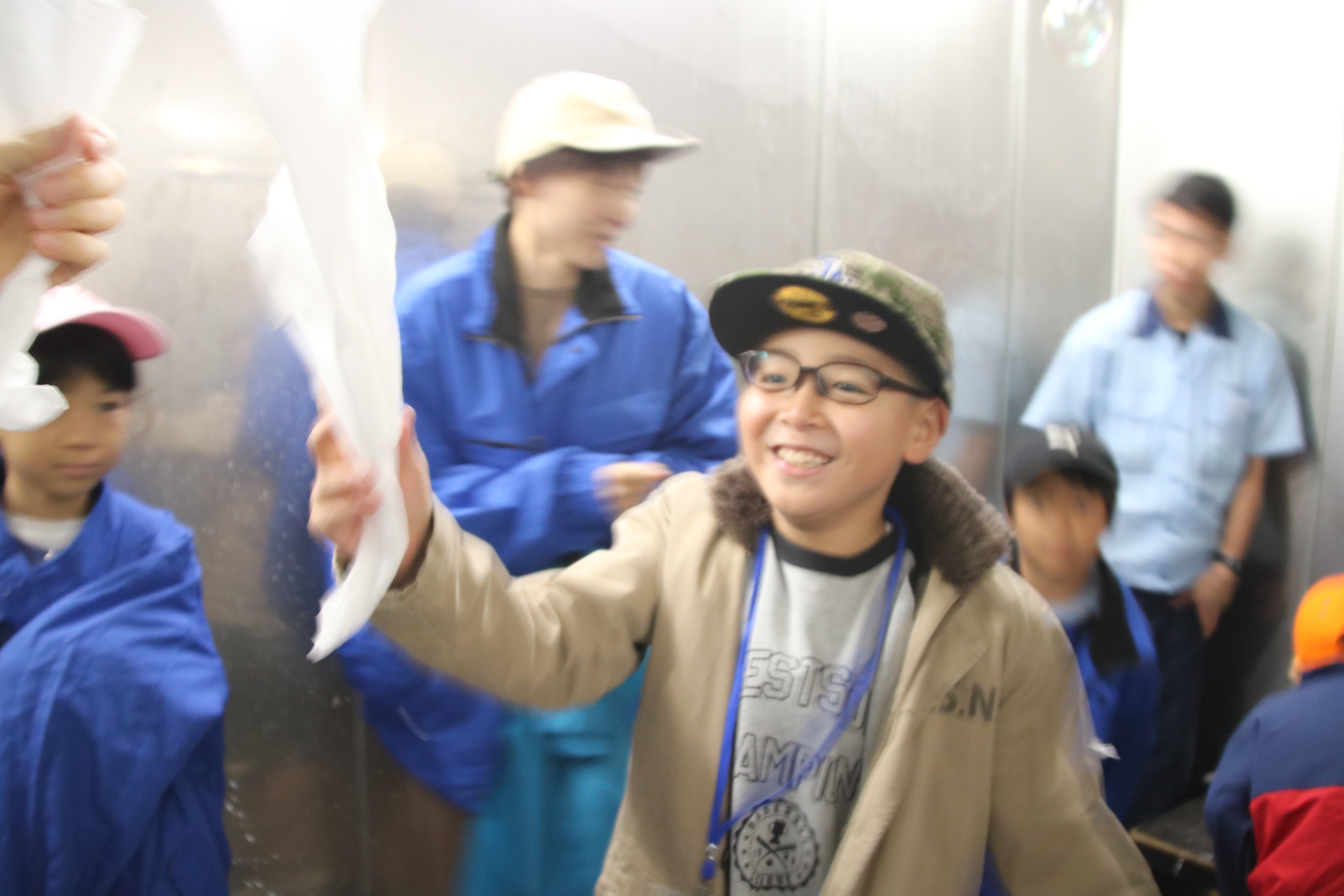-20℃の世界(恒温恒湿室)でタオルを振るようす